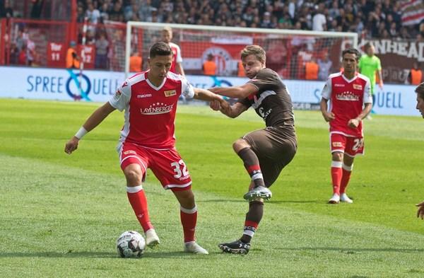 Žulj holding StPauli at Arms length